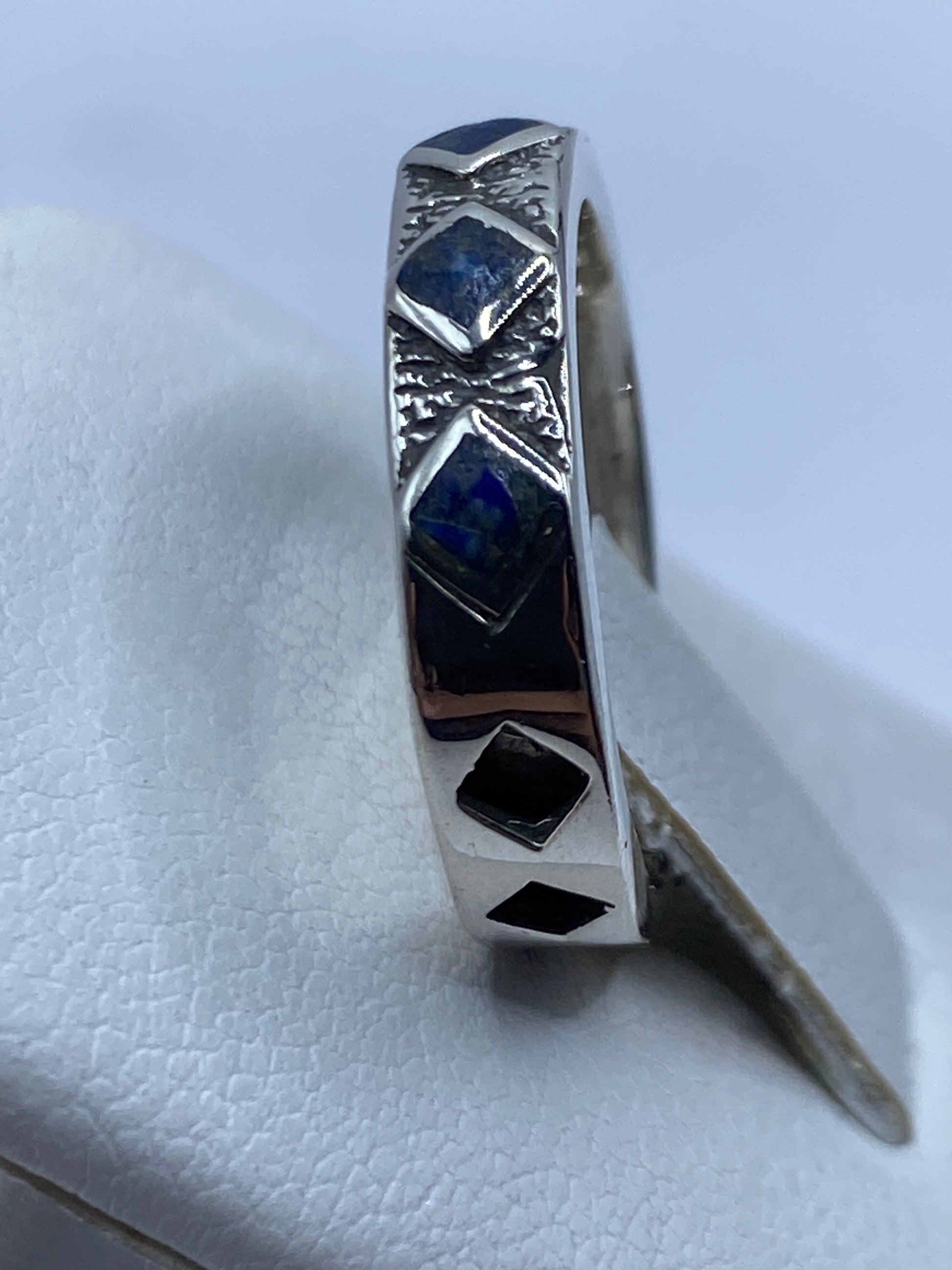 Detalle lateral del anillo con lapislázuli natural, sello 925 visible en la banda