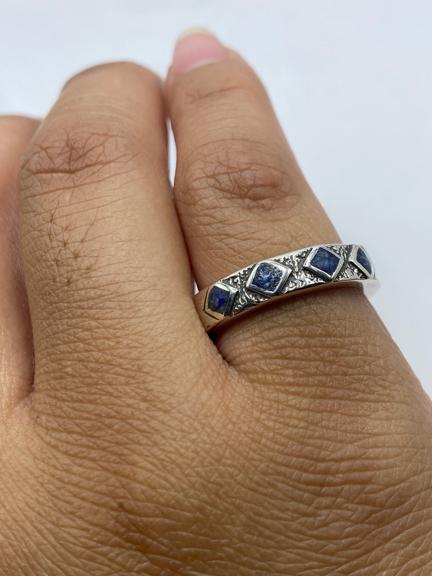 Anillo sobre fondo blanco mostrando la banda completa de 8 mm de ancho con textura tallada