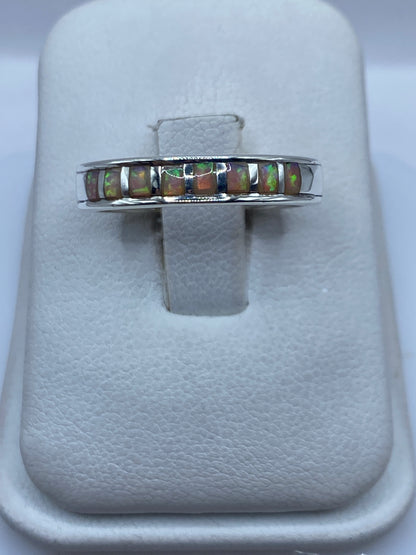 Anillo de plata .950 con ópalo de fuego color rosa en caja blanca