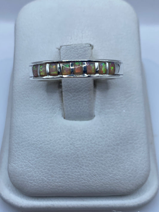 Anillo de plata .950 con ópalo de fuego color rosa en caja blanca