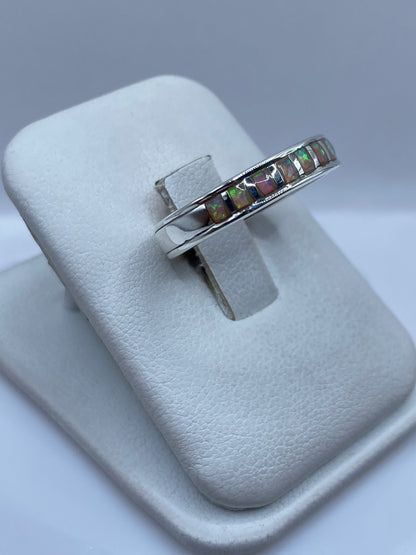 Detalle lateral del anillo mostrando el engaste minimalista del ópalo rosa