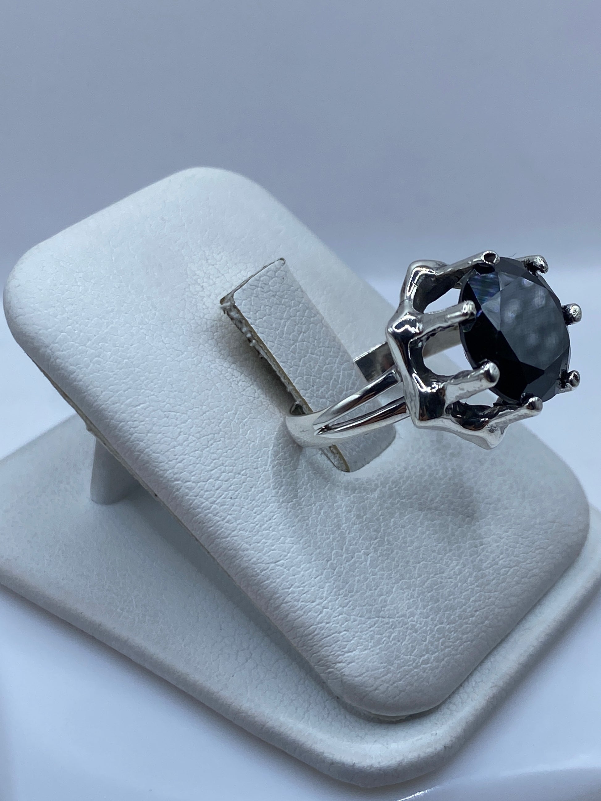 Vista lateral del anillo de plata mostrando el engaste elegante de la circonia