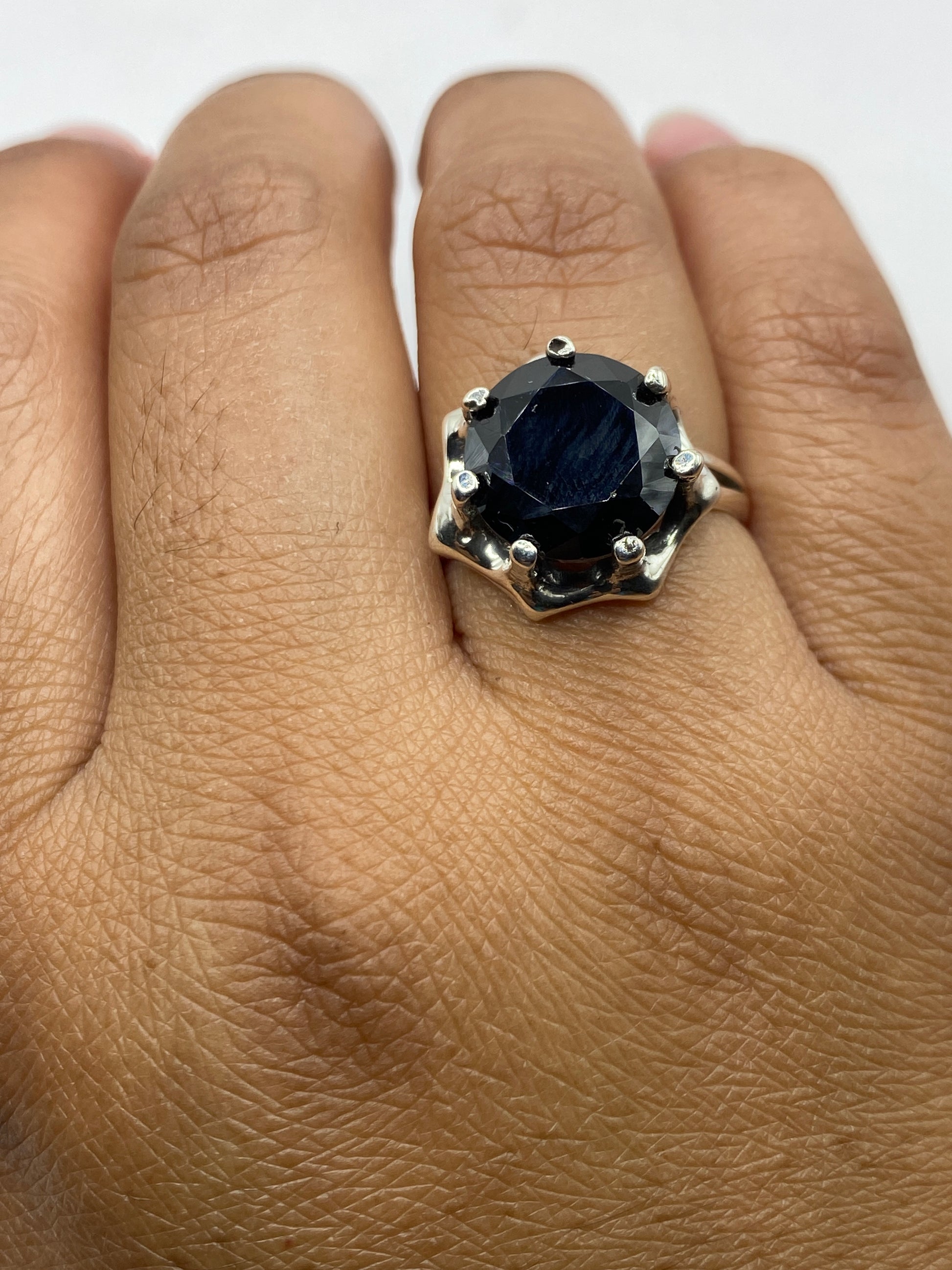 Anillo de plata .925 en dedo de mujer mostrando la presencia audaz de la piedra negra