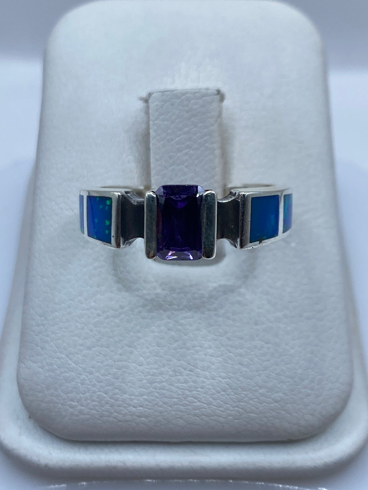 Anillo de plata .950 con ópalo de fuego azul y diseño geométrico en estuche blanco