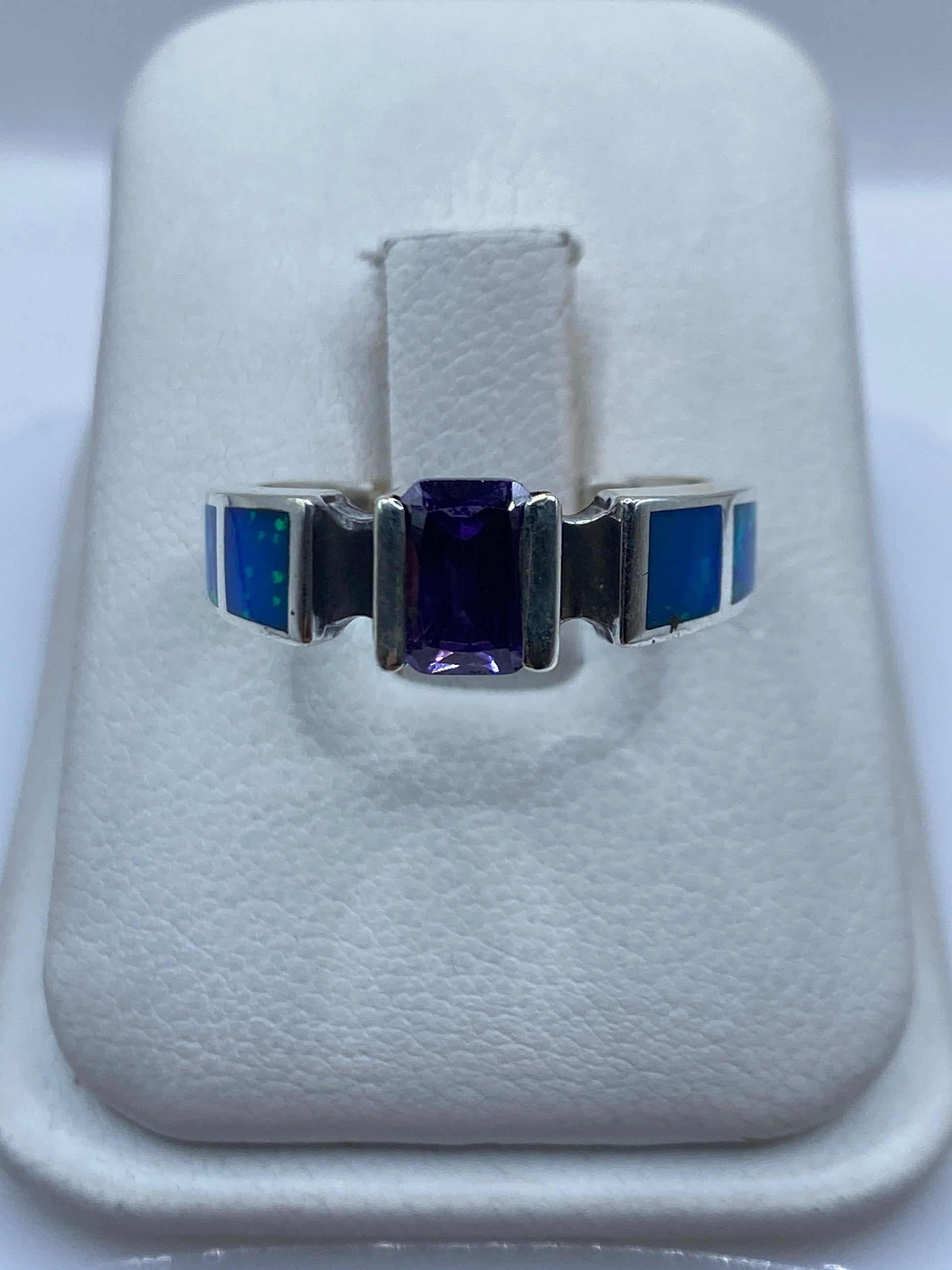Anillo de plata .950 con ópalo de fuego azul y diseño geométrico en estuche blanco