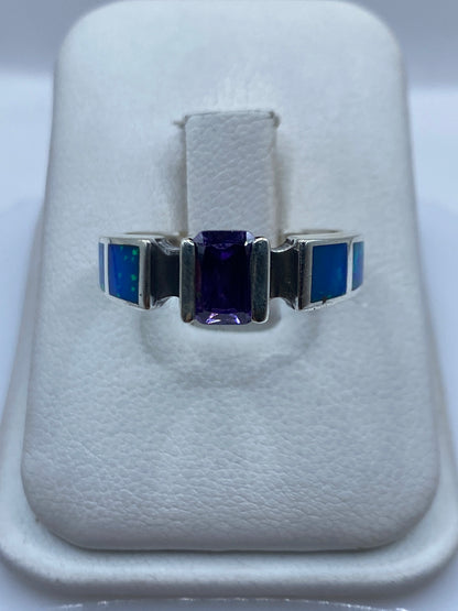 Anillo de plata .950 con ópalo de fuego azul y diseño geométrico en estuche blanco