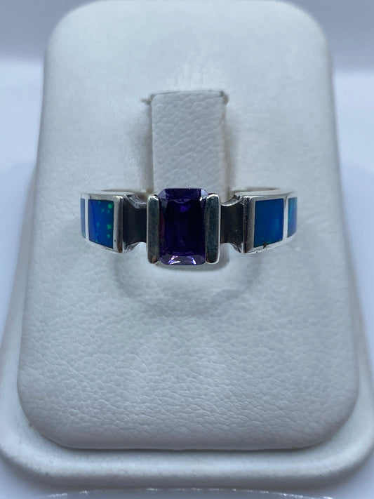 Anillo de plata .950 con ópalo de fuego azul y diseño geométrico en estuche blanco