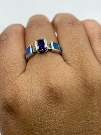 Anillo en la mano mostrando el juego de luz en el ópalo de fuego azul natural