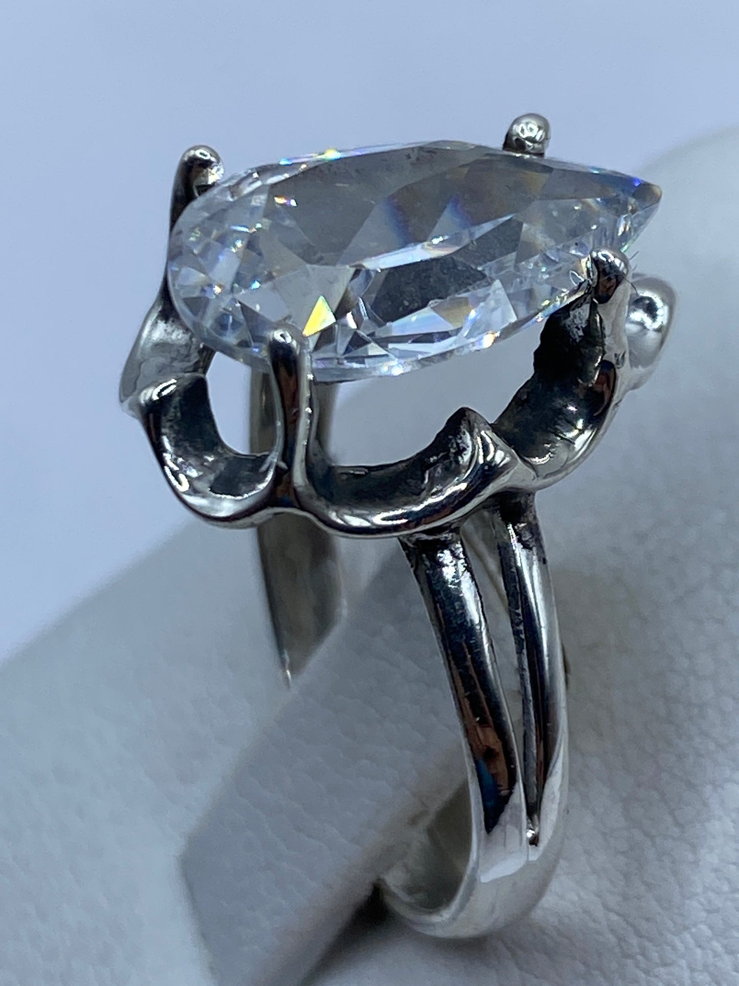 Detalle de la circonia blanca en luz natural, reflejando fuego tipo diamante