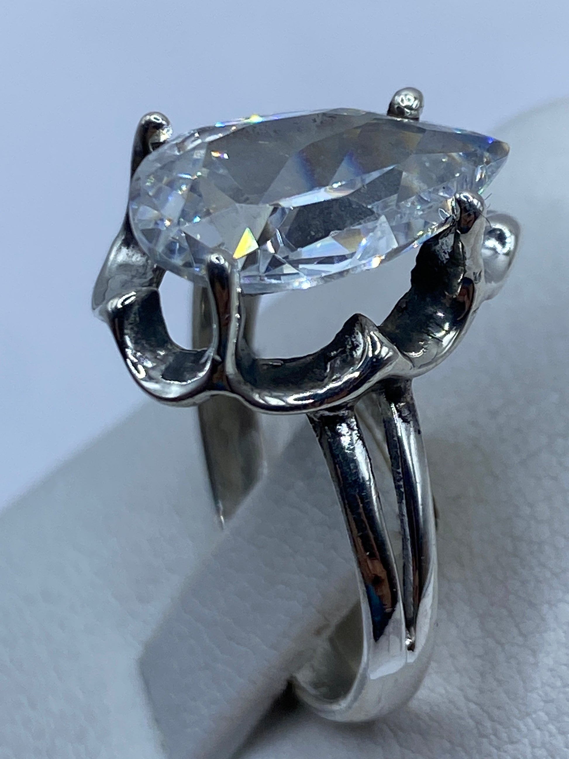 Detalle de la circonia blanca en luz natural, reflejando fuego tipo diamante