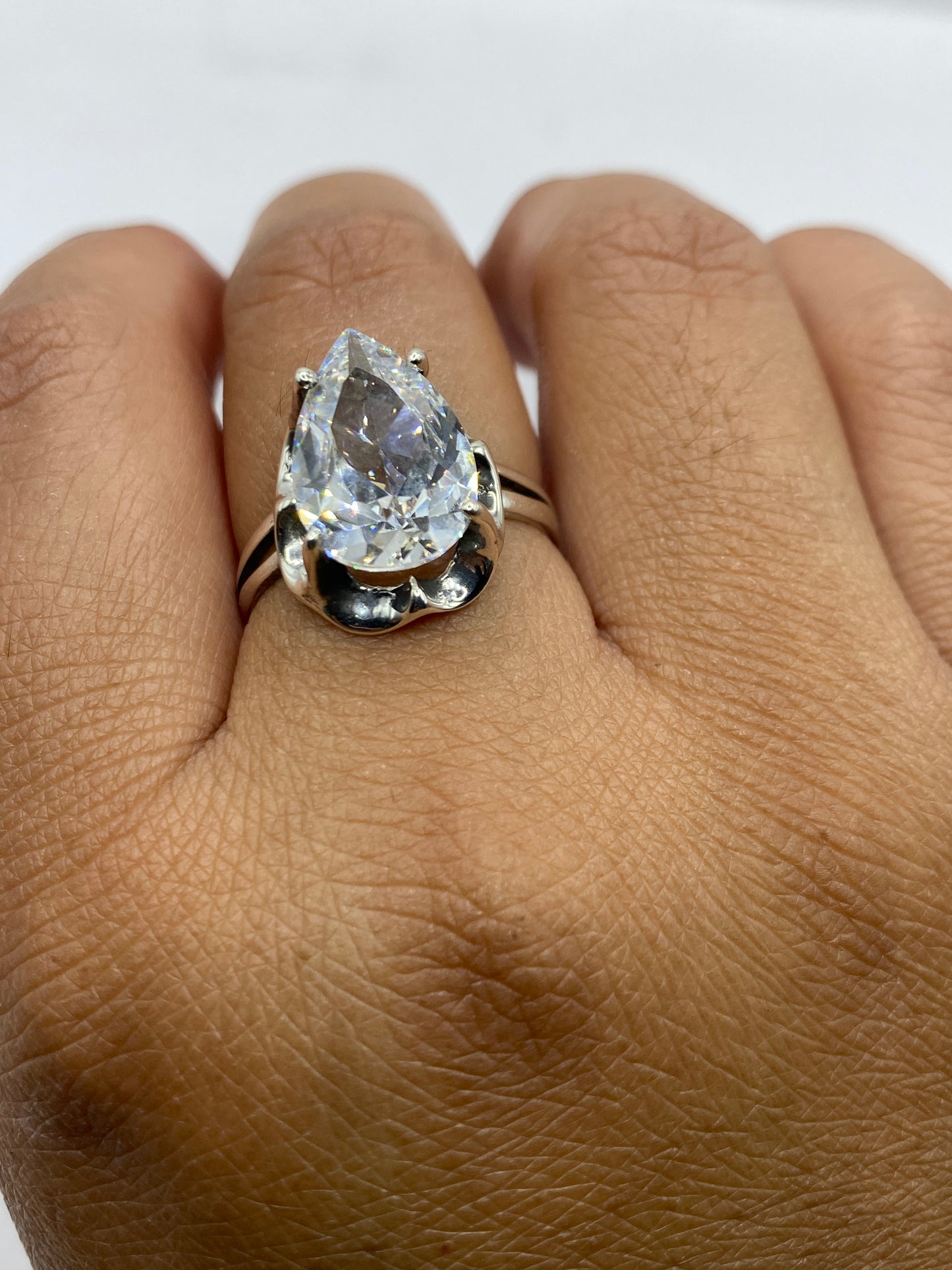 Anillo solitario sobre fondo blanco con sello .925 MEXICO visible en la banda