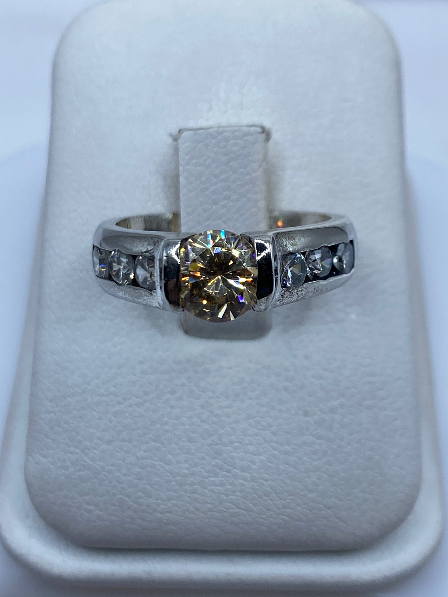 Anillo de plata solitario con circonia champagne en estuche blanco