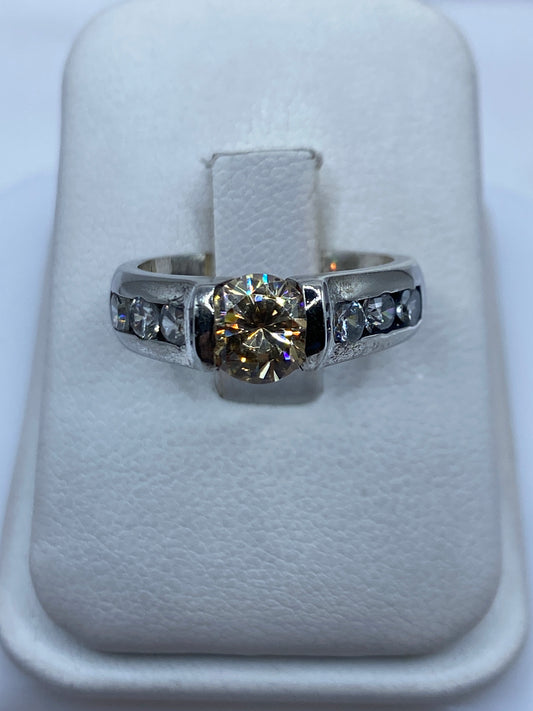 Anillo de plata solitario con circonia champagne en estuche blanco