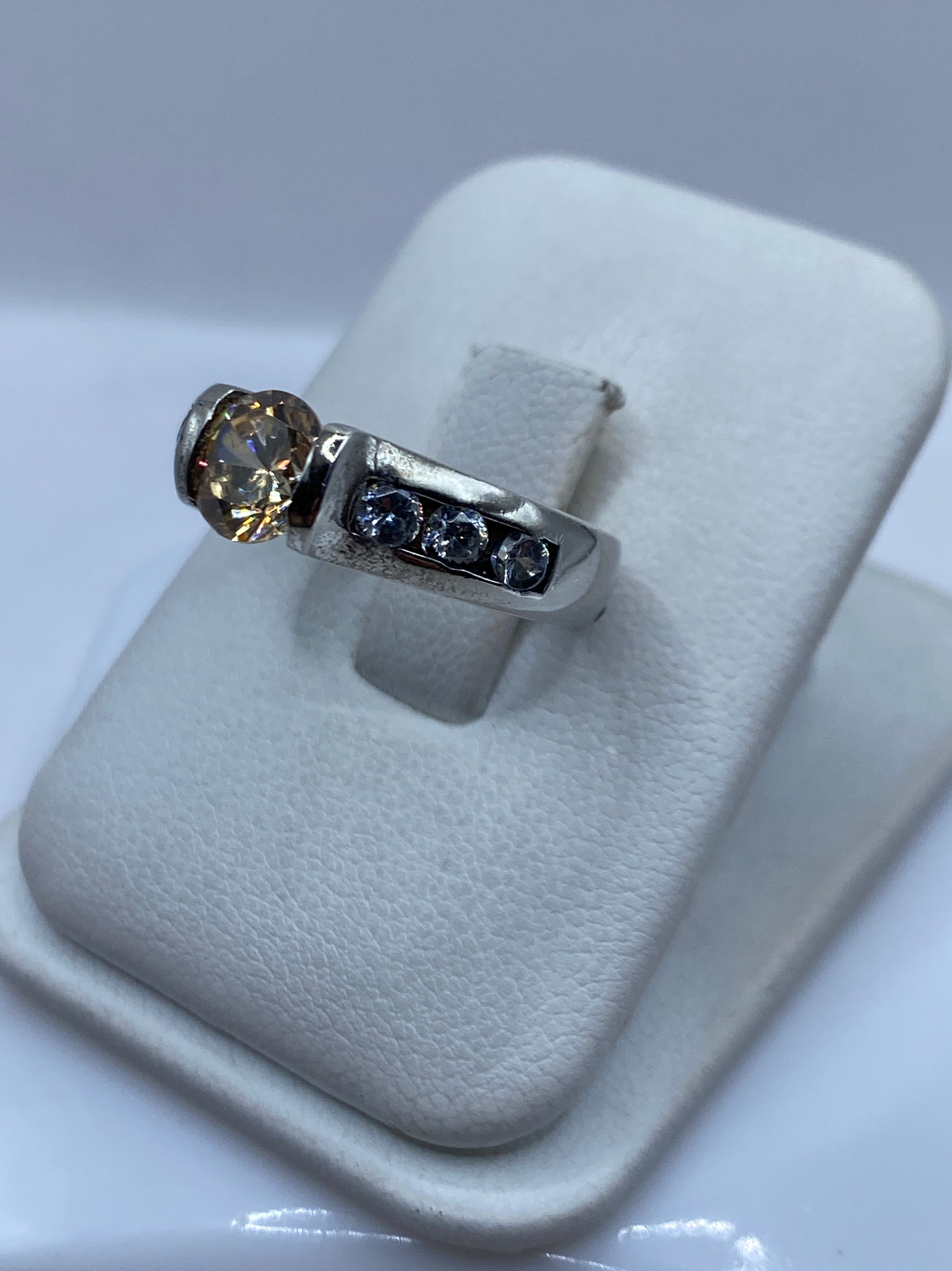 Detalle lateral del anillo de plata con banda texturizada y circonia brillante