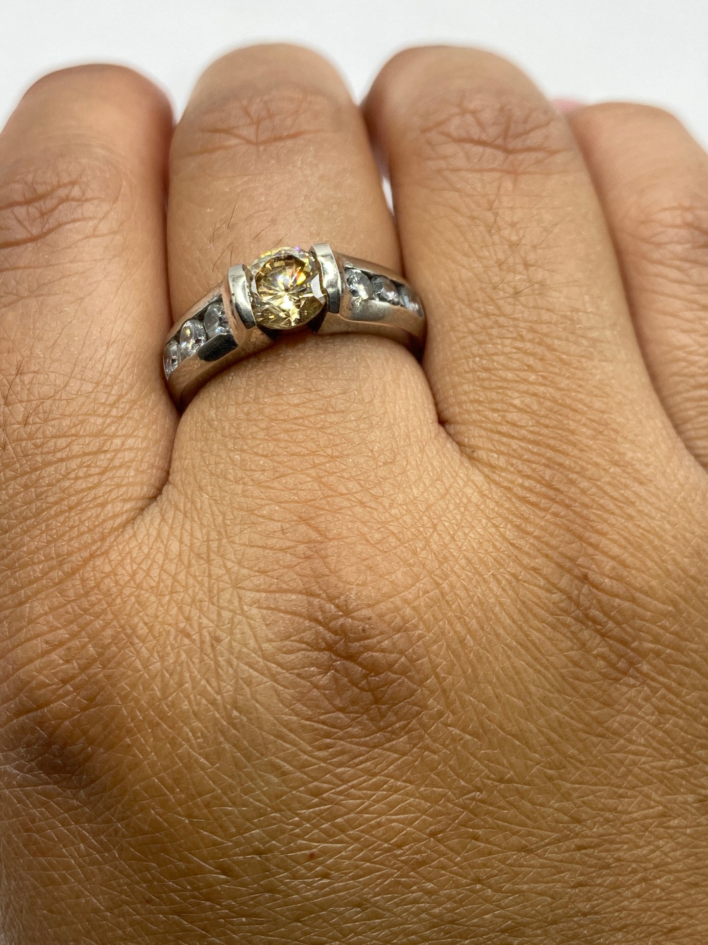 Anillo de plata .925 sobre balanza mostrando 5.9 gramos y sello auténtico