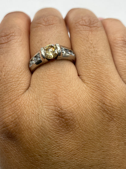 Anillo de plata .925 sobre balanza mostrando 5.9 gramos y sello auténtico