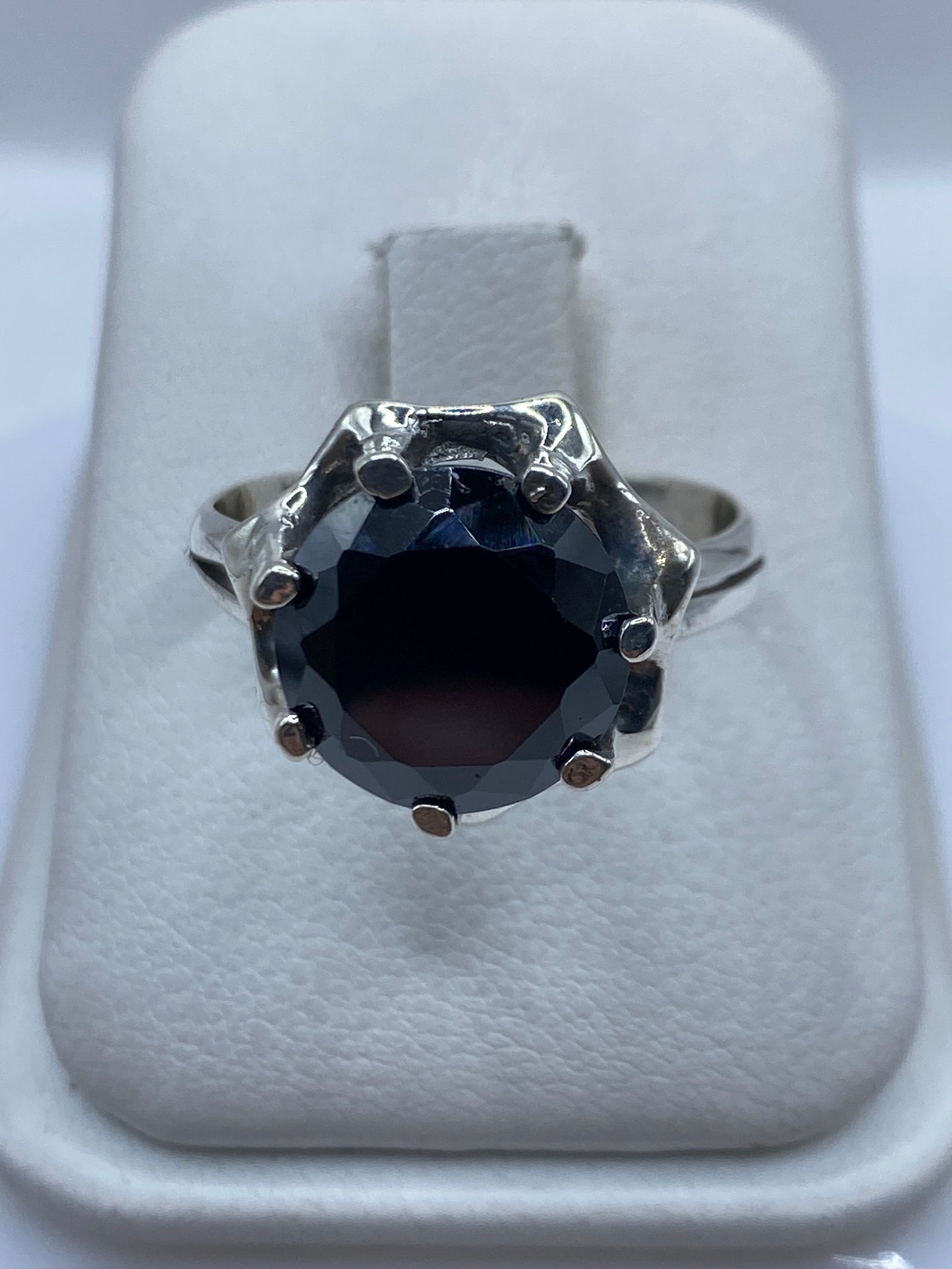 Anillo de plata solitario con circonia negra facetada en estuche blanco
