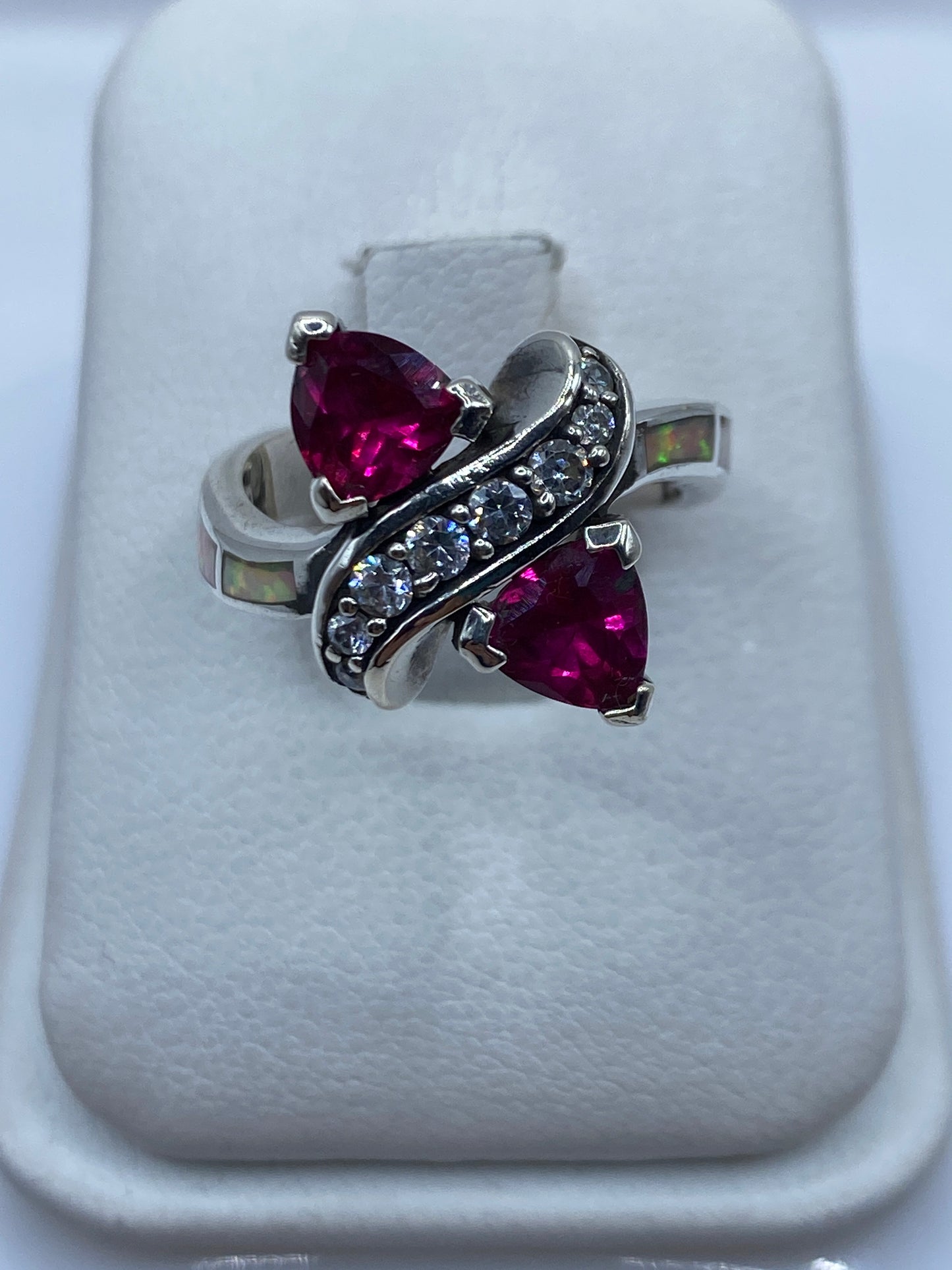 Anillo de plata .925 con ópalo de fuego multicolor en la mano de una mujer
