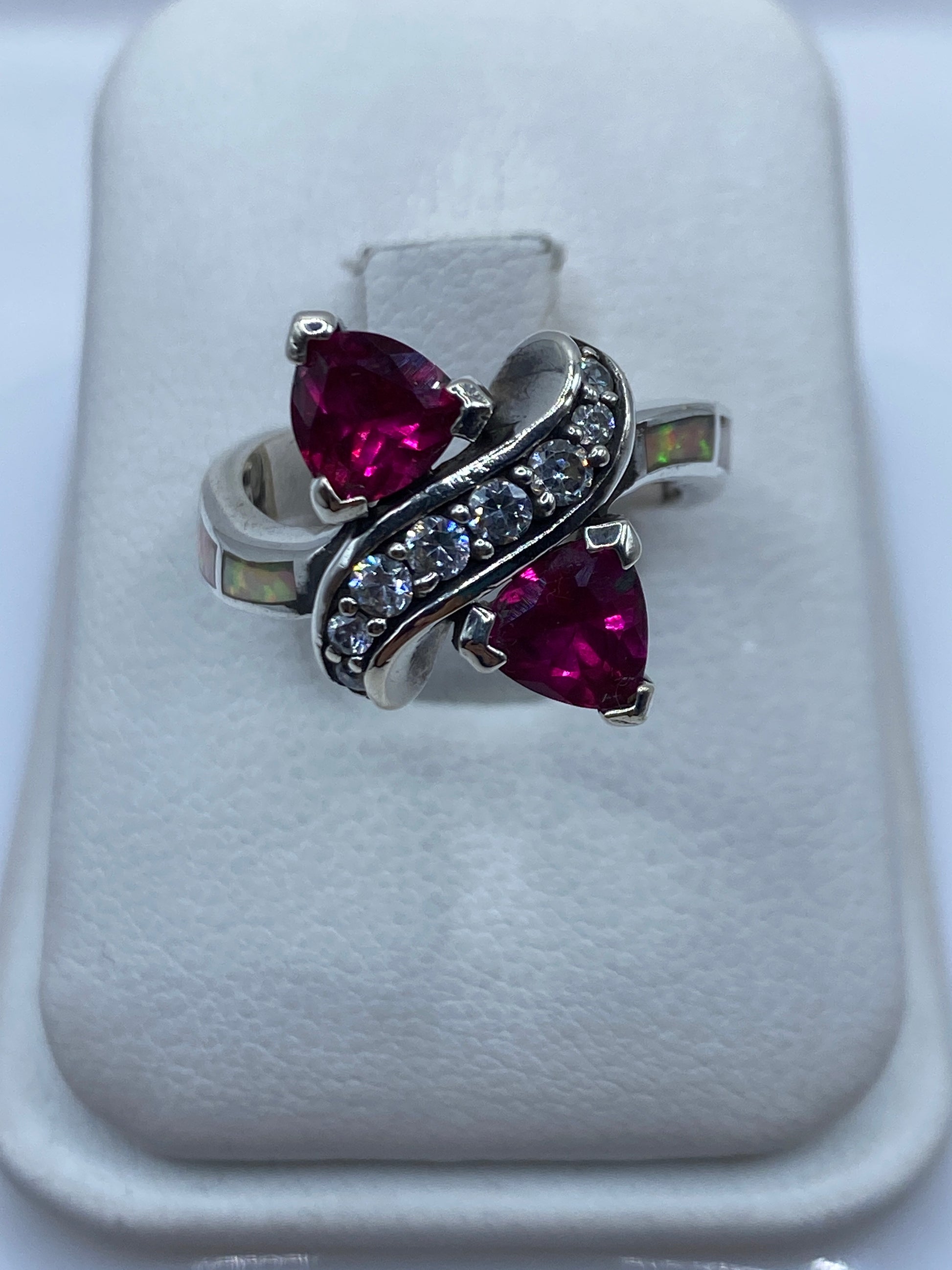 Anillo de plata .925 con ópalo de fuego multicolor en la mano de una mujer