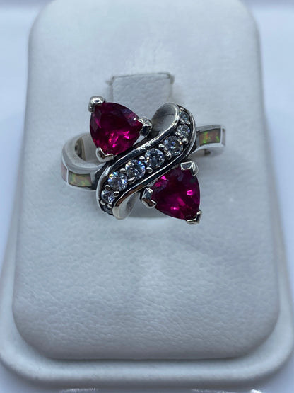 Anillo de plata .925 con ópalo de fuego multicolor en la mano de una mujer