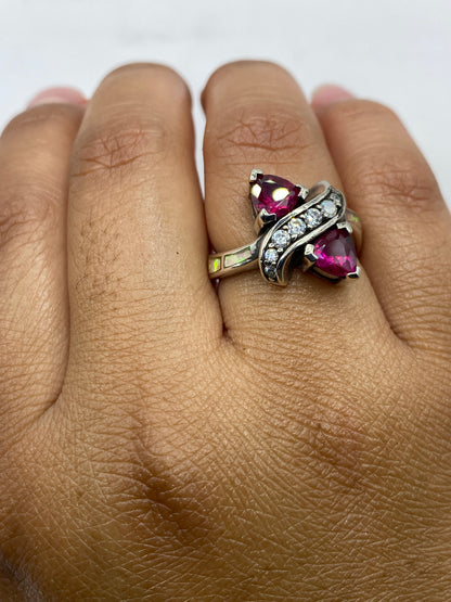 Anillo ópalo de fuego sobre fondo gris mostrando el sello .925