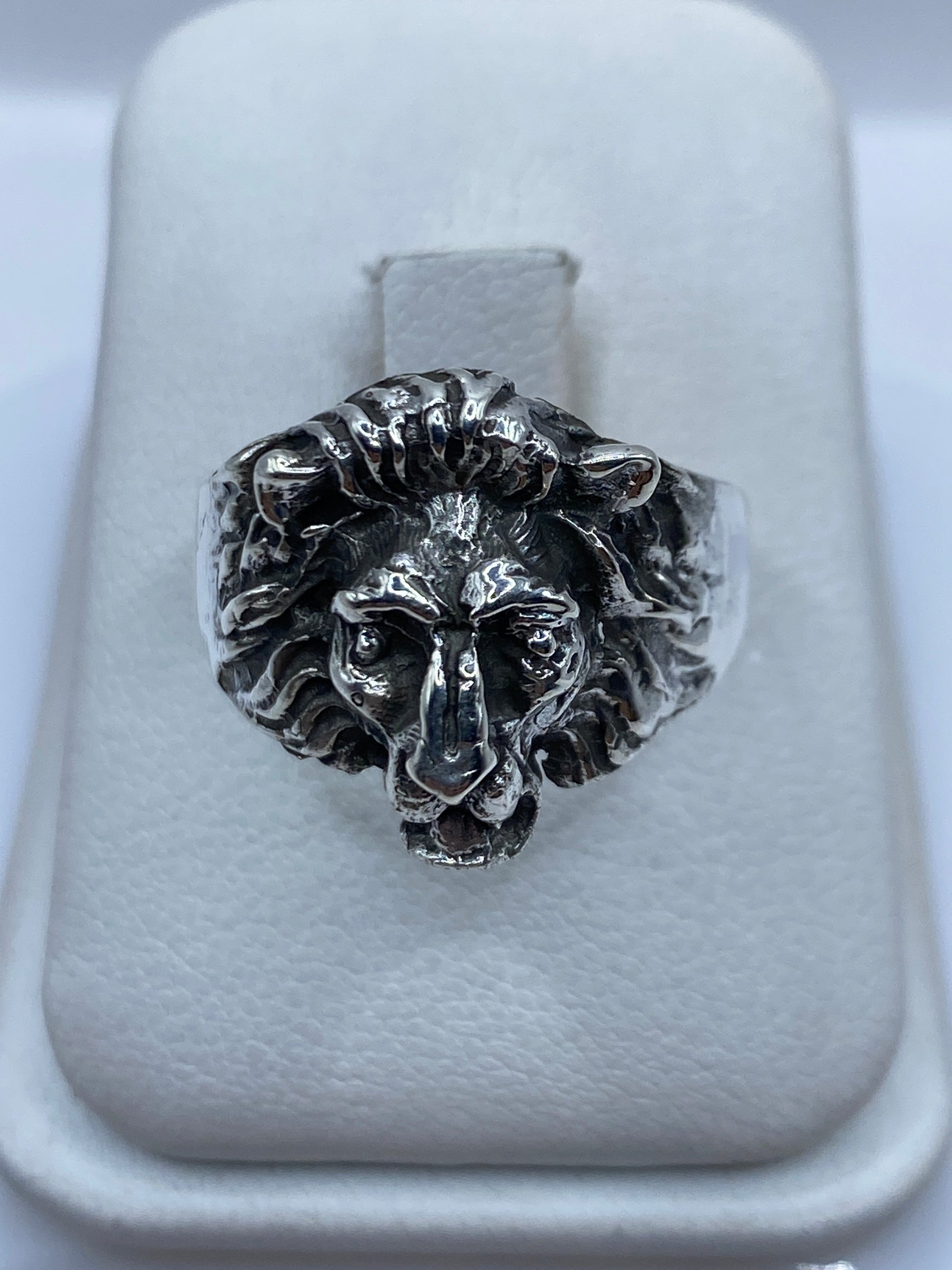 Anillo de plata .950 con cabeza de león escultural vista frontal
