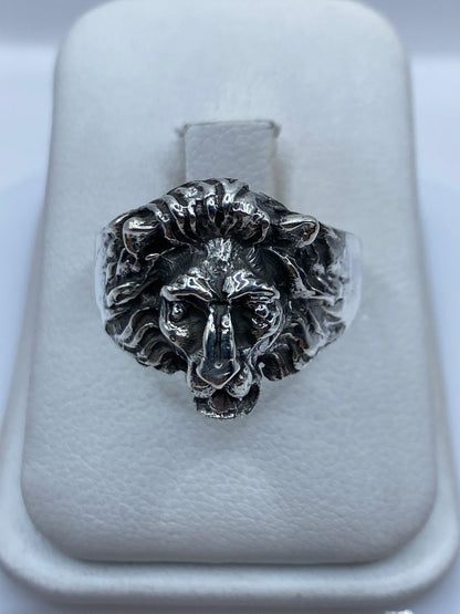 Anillo de plata .950 con cabeza de león escultural vista frontal