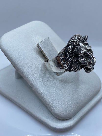 Anillo león en plata pura en la mano mostrando volumen y presencia