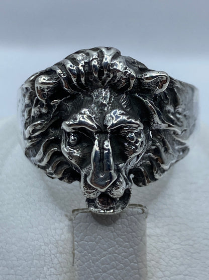 Detalle de la cabeza del león fundida con pátina natural en plata .950