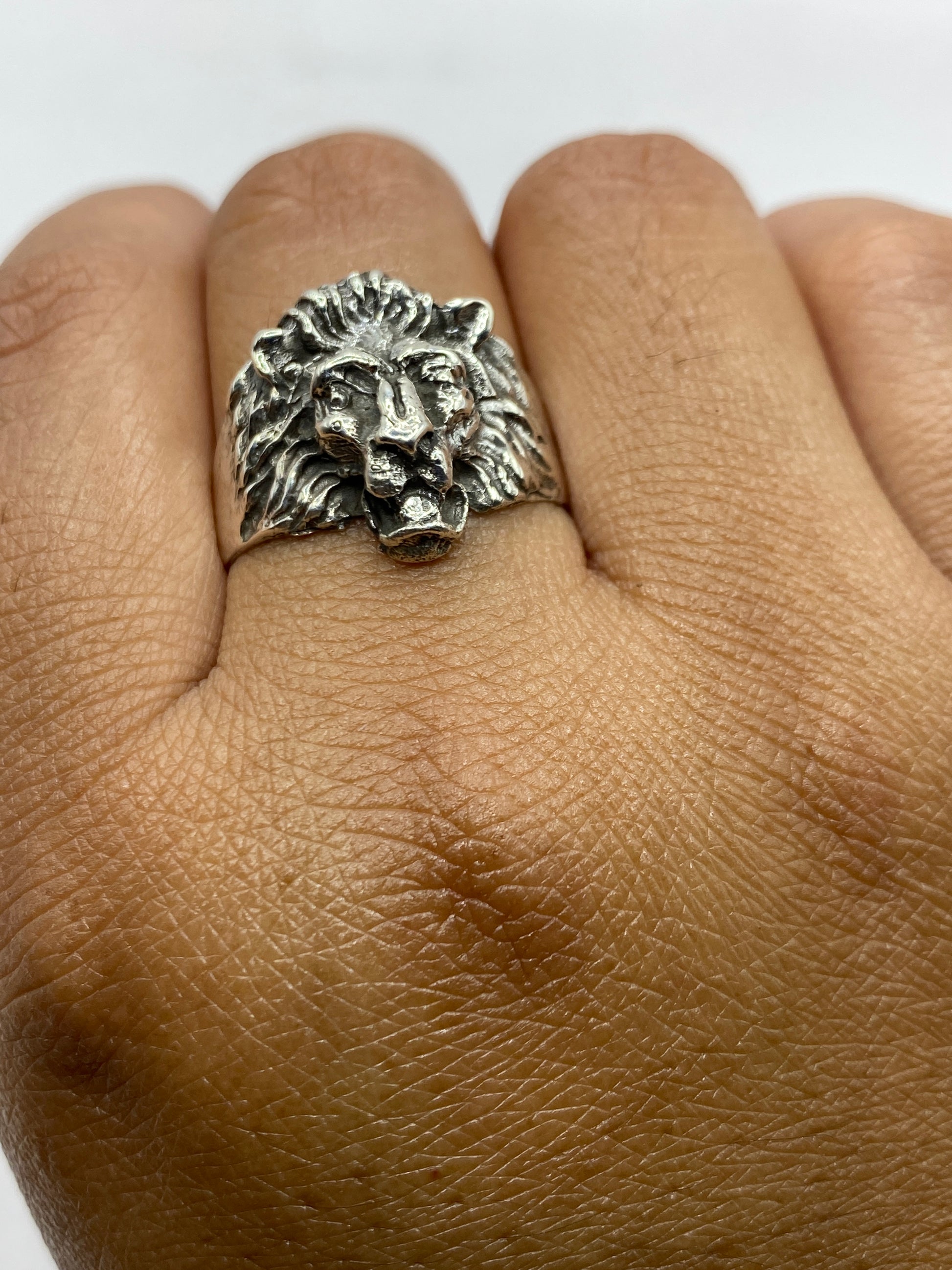 Anillo escultural sobre peso que confirma 6.6 gramos de plata pura