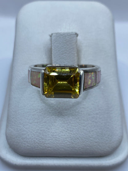 Anillo de plata .925 con ópalo de fuego multicolor en banda ancha, vista frontal sobre blanco