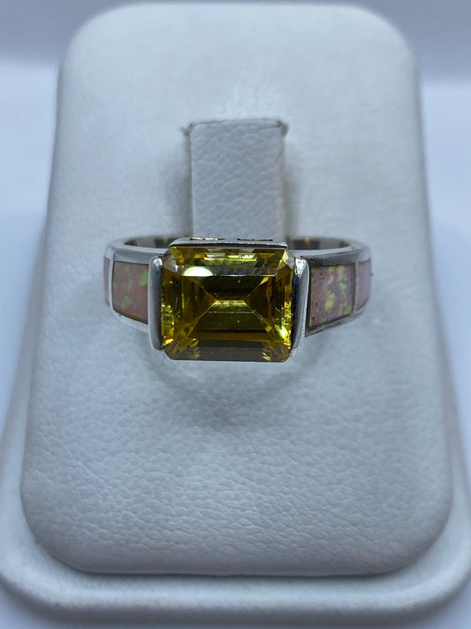 Anillo de plata .925 con ópalo de fuego multicolor en banda ancha, vista frontal sobre blanco