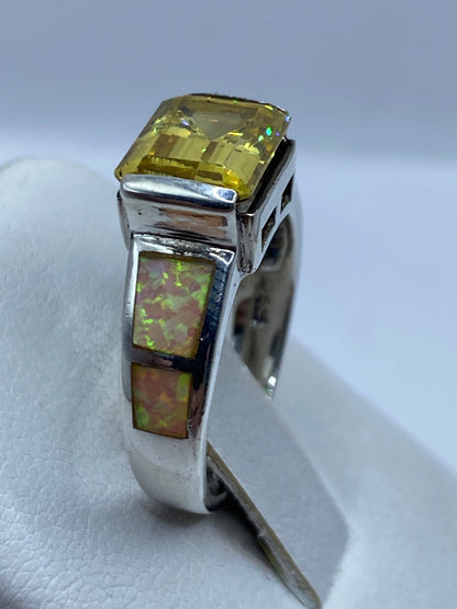 Ópalo de fuego con juego de colores amarillo, naranja y verde en anillo de plata .925