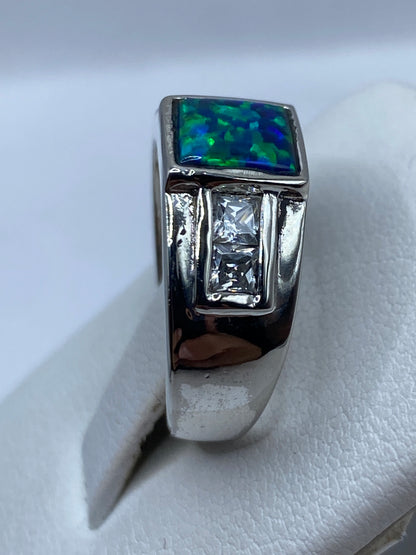 Anillo puesto en mano de mujer, detalle del color azul profundo del ópalo de fuego