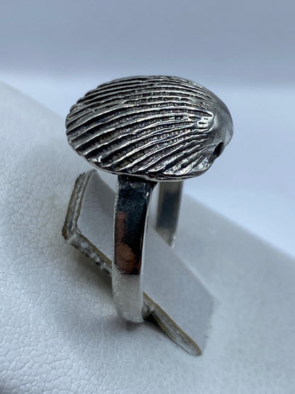 Vista lateral del anillo de plata .925 con band de 4 mm