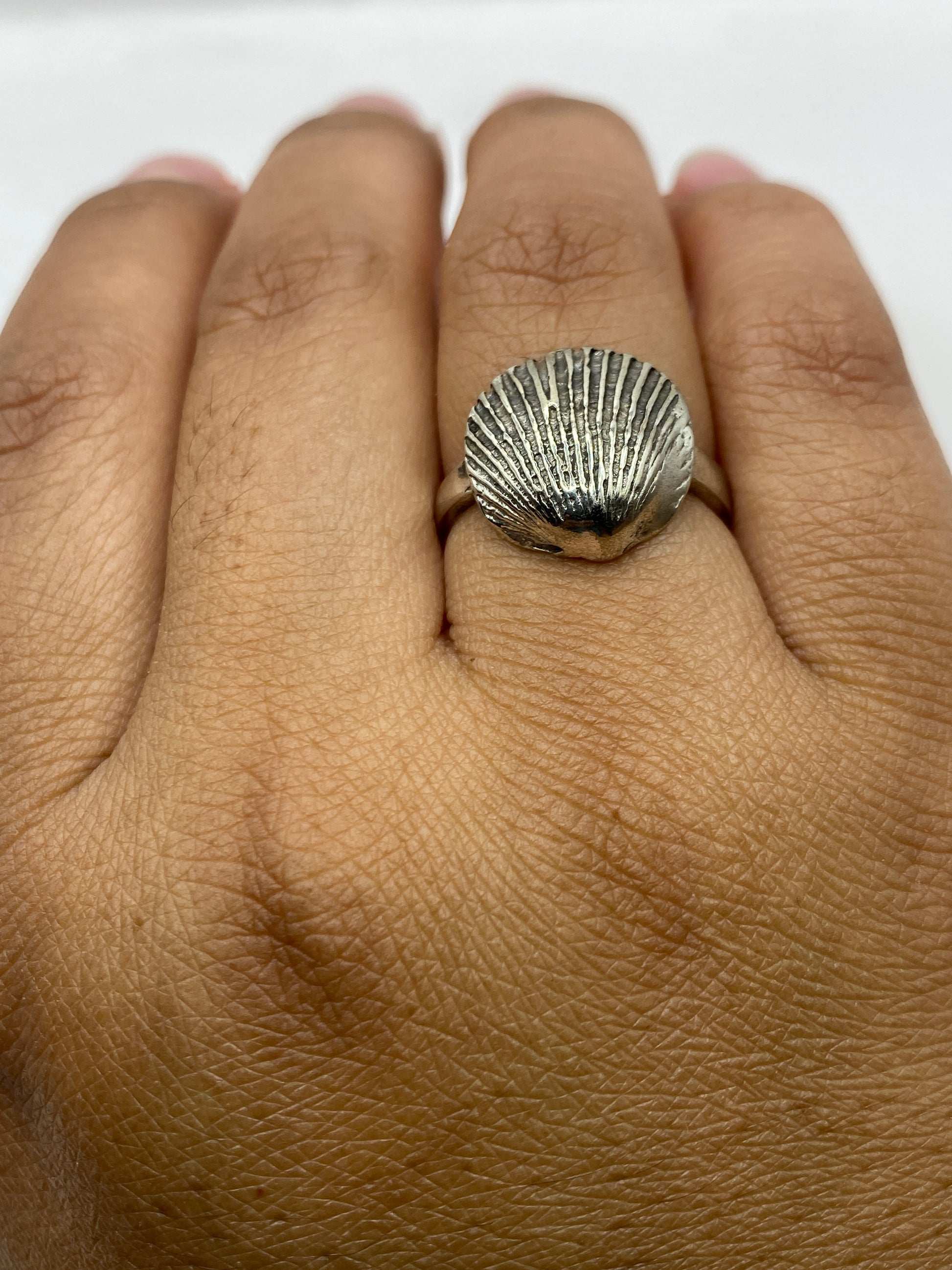 Anillo en caja de regalo blanca, mostrando el sello 925 MEXICO en la banda