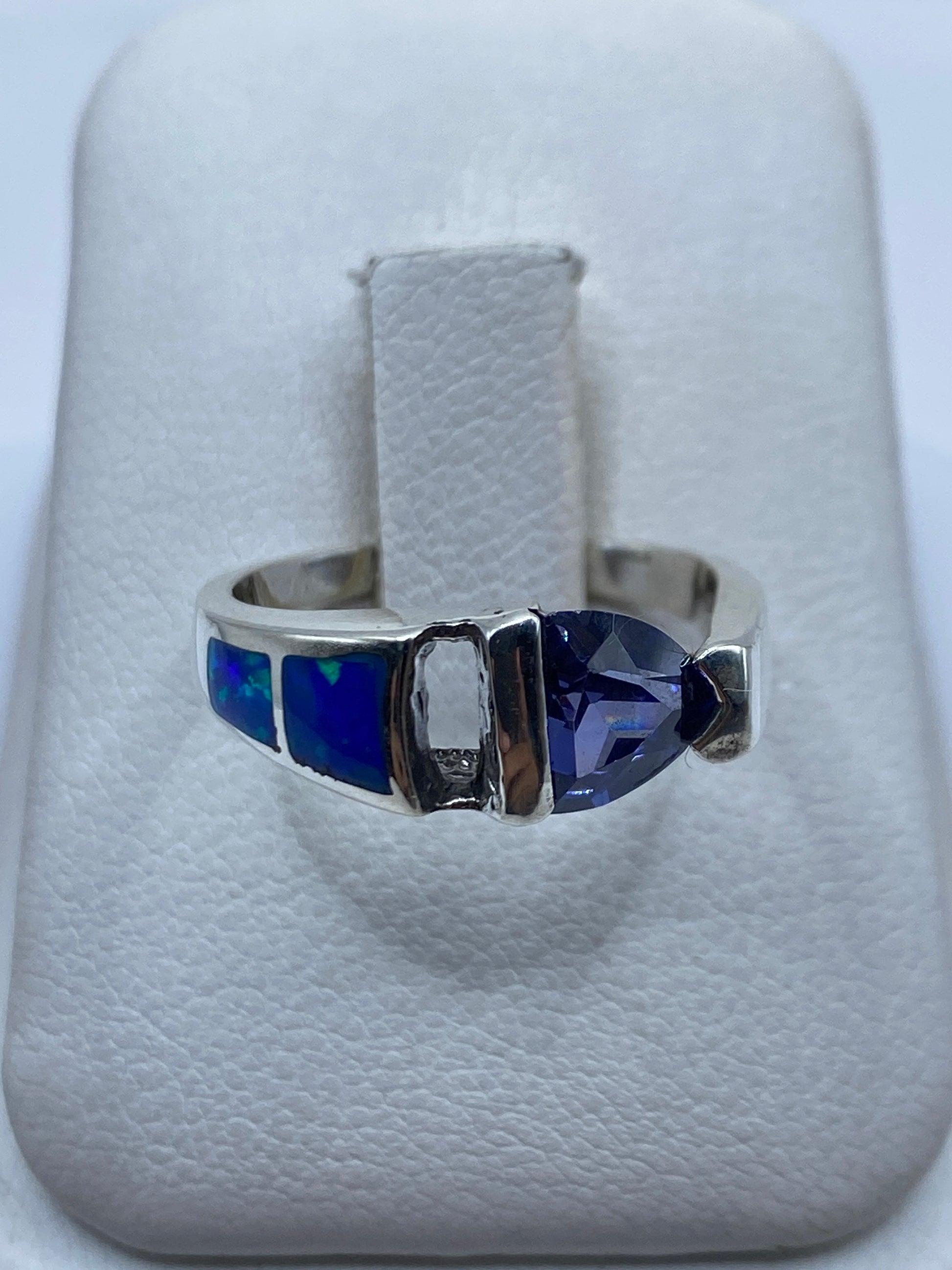 Anillo de plata .950 con ópalo de fuego azul en caja de presentación blanca