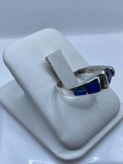Detalle del ópalo de fuego azul engastado en plata pura de Taxco