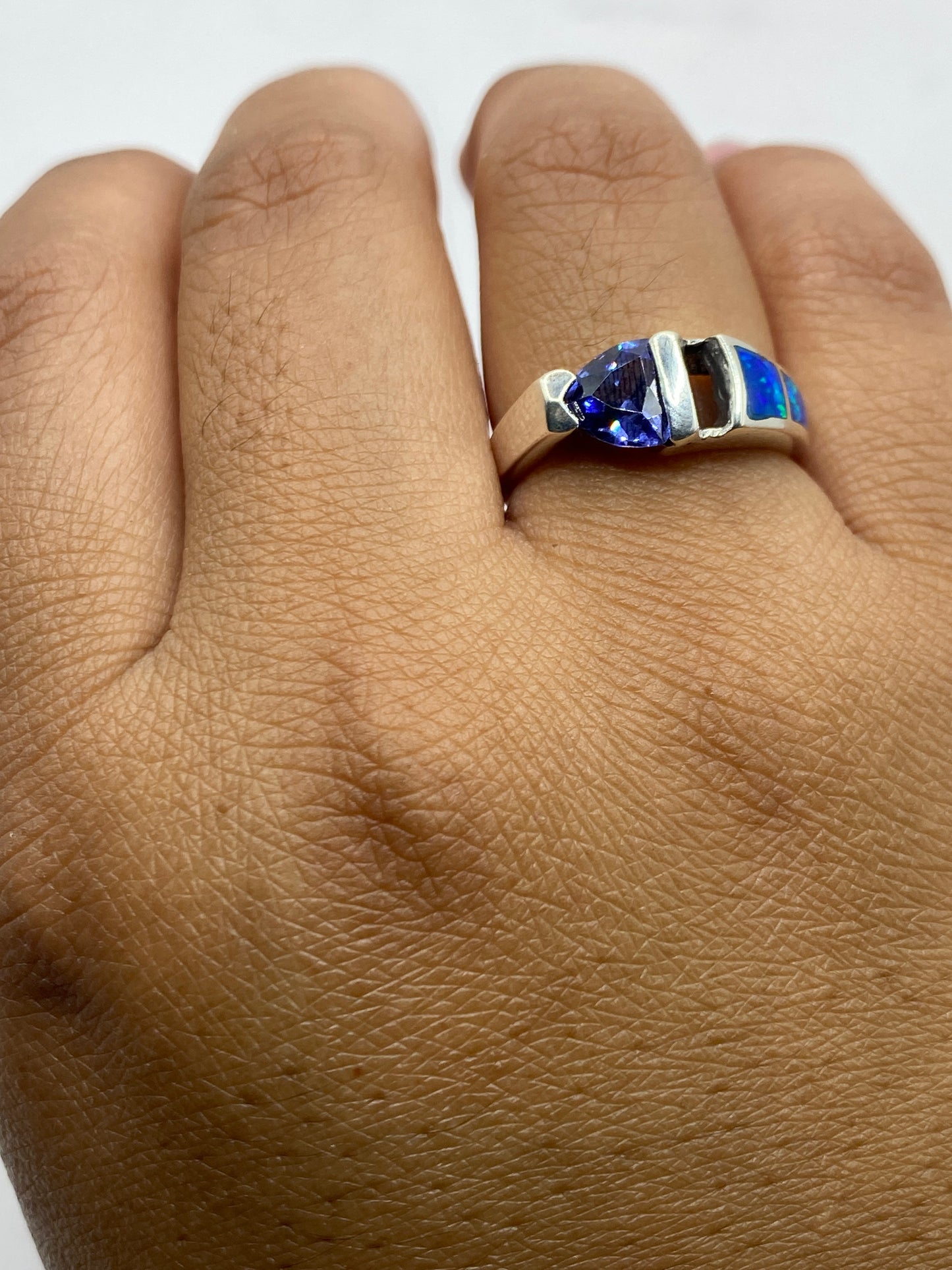 Vista lateral del anillo moderno con bandas de plata y ópalo de fuego brillante