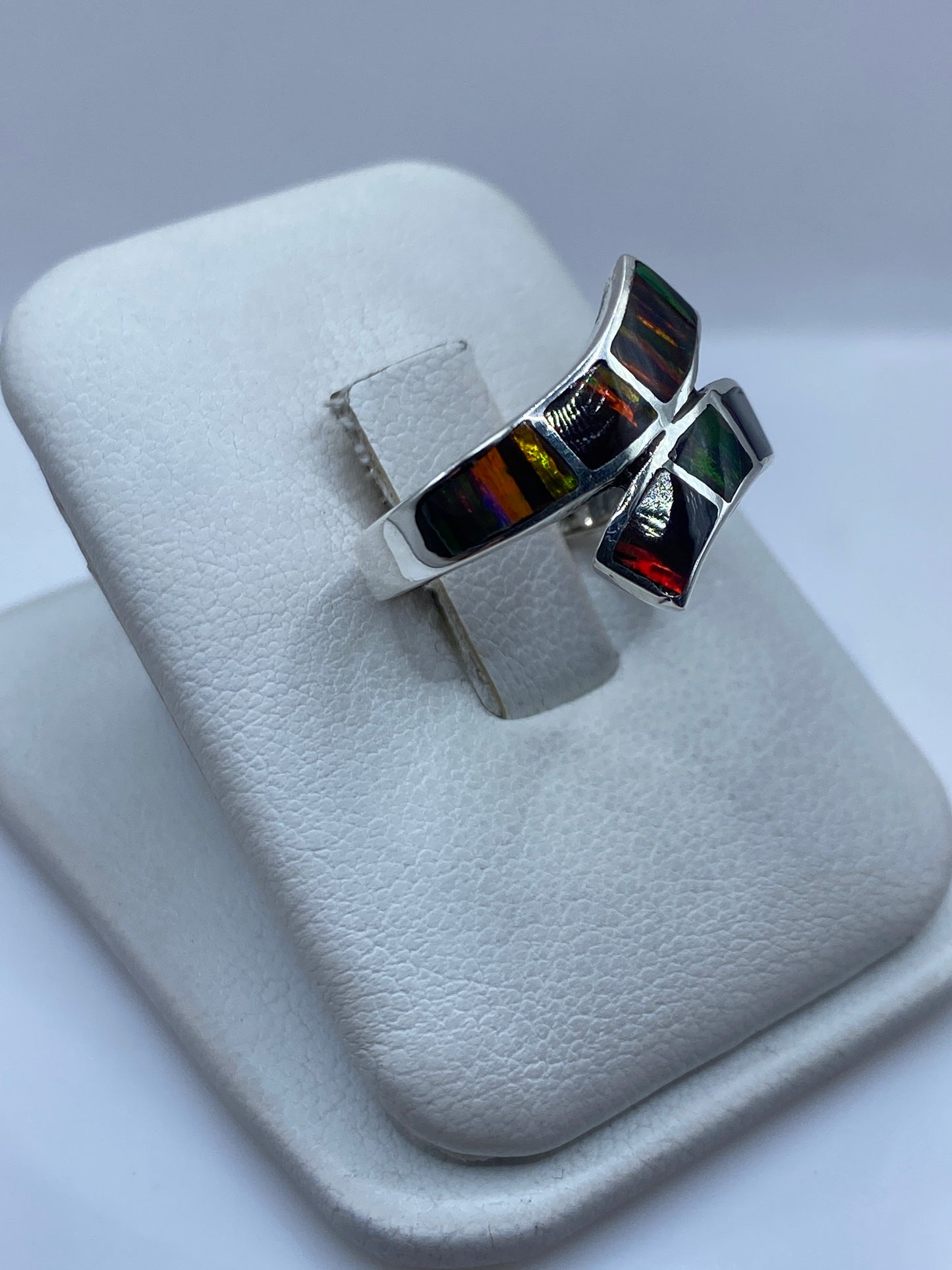 Vista lateral del anillo con ópalo de fuego en engaste de plata .925
