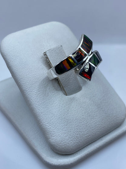 Vista lateral del anillo con ópalo de fuego en engaste de plata .925
