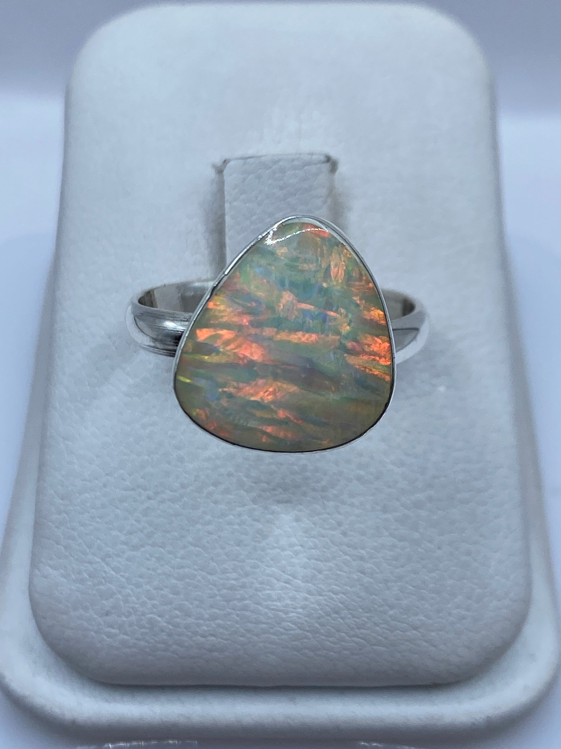 Anillo de plata .950 con ópalo de fuego ajustable mostrando juego de colores verde, amarillo y naranja