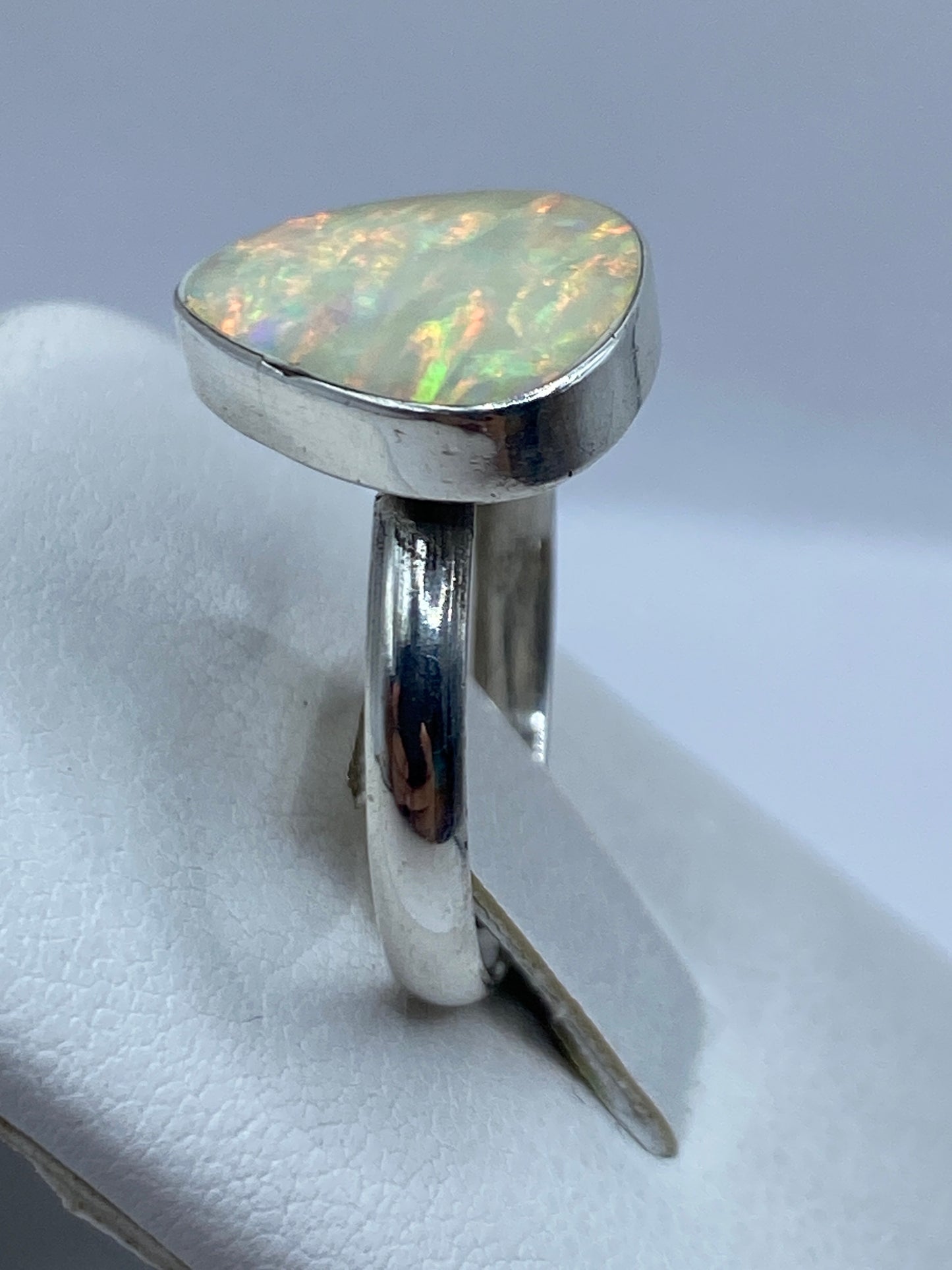 Anillo ajustable de plata .950 con sello visible en la banda