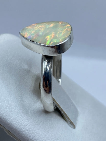 Anillo ajustable de plata .950 con sello visible en la banda