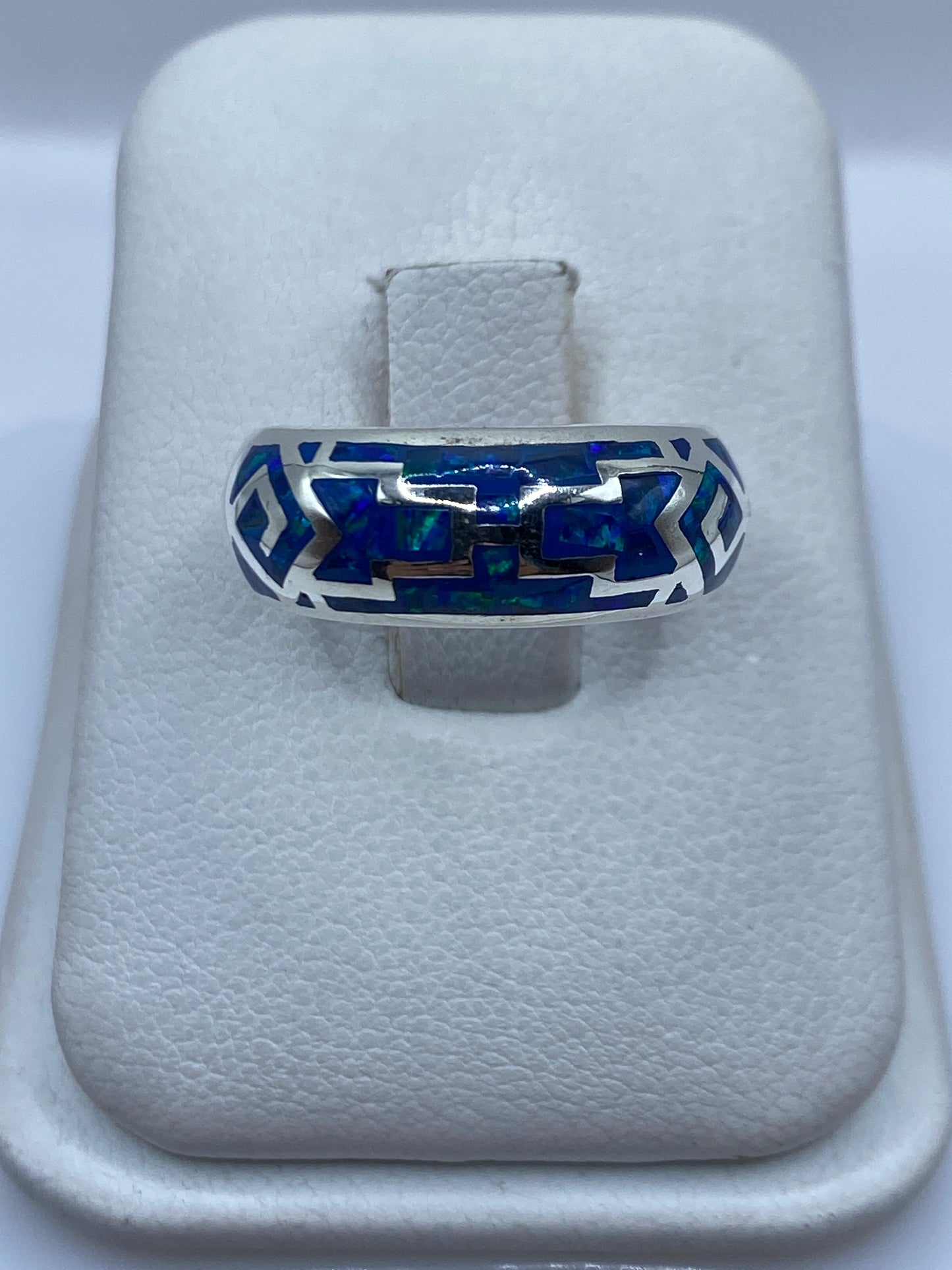 Anillo de plata .950 con ópalo de fuego azul y verde, diseño geométrico étnico en Taxco