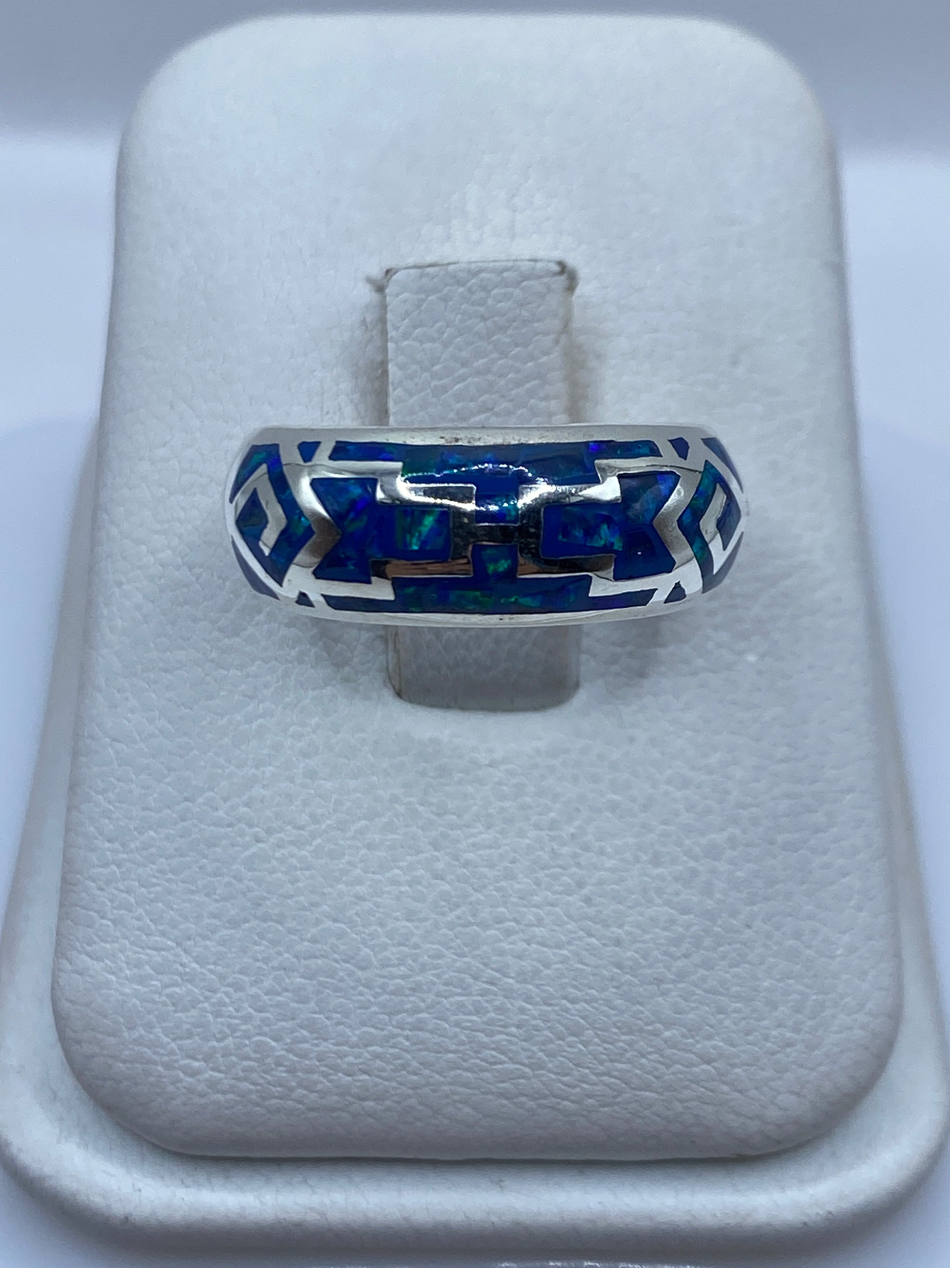 Anillo de plata .950 con ópalo de fuego azul y verde, diseño geométrico étnico en Taxco