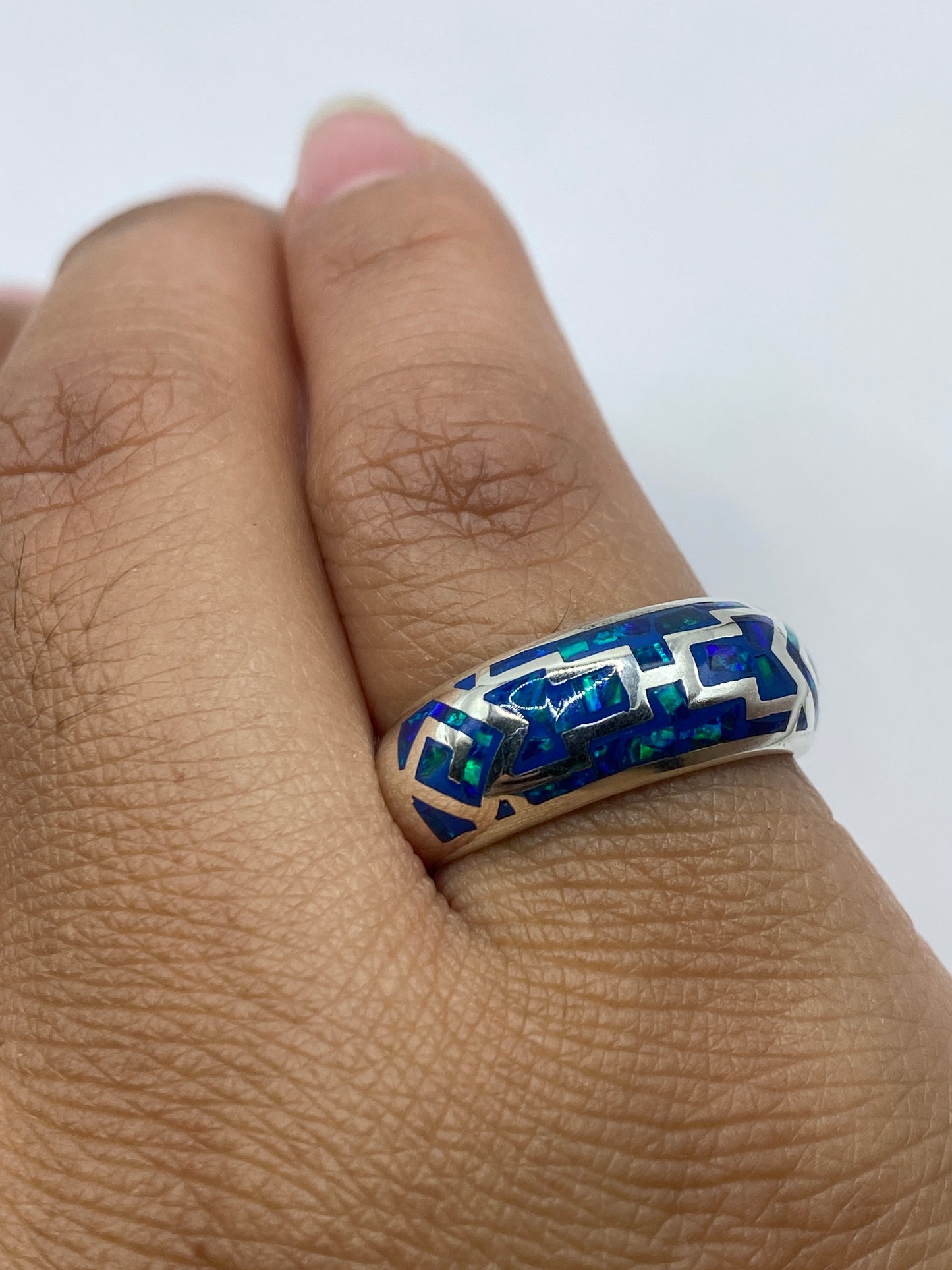 Anillo de ópalo de fuego en la mano, mostrando el sello 950 MEXICO