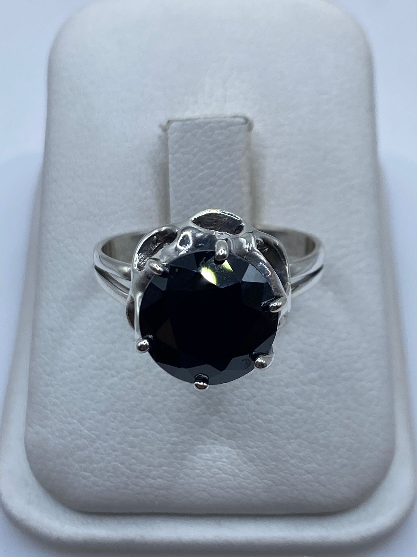 Anillo de plata solitario con circonia negra facetada en estuche blanco