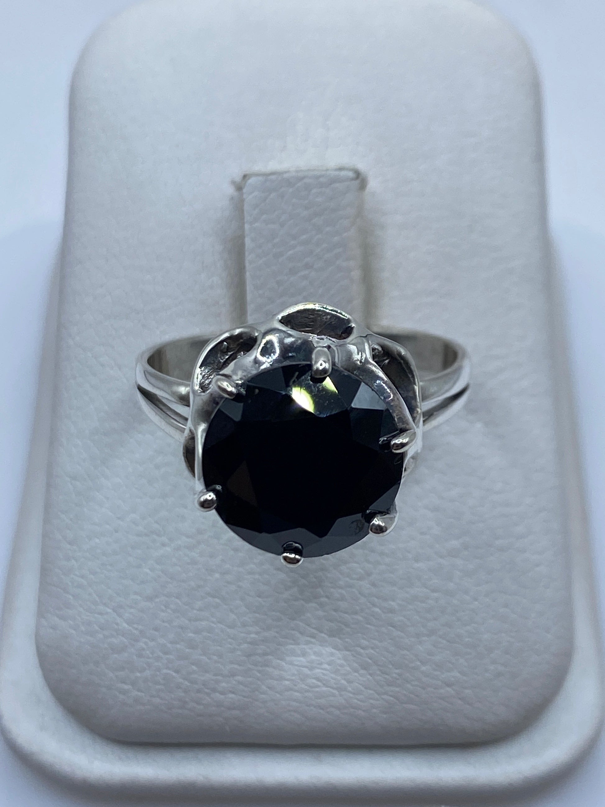 Anillo de plata solitario con circonia negra facetada en estuche blanco