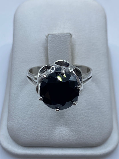 Anillo de plata solitario con circonia negra facetada en estuche blanco